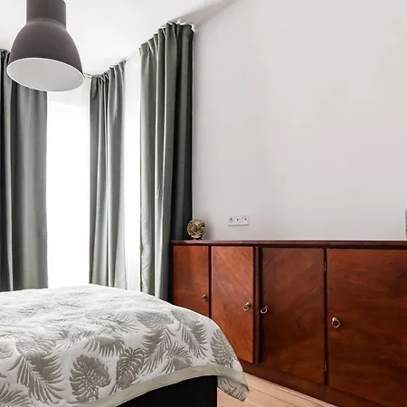 Elegant Getaway Near Iconic Eagles' Bridge Apartament *