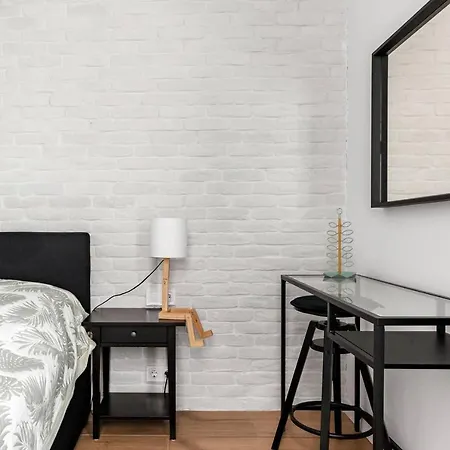 Elegant Getaway Near Iconic Eagles' Bridge Apartament *