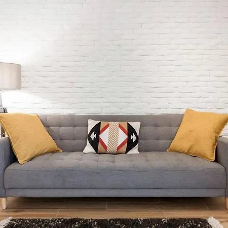 Elegant Getaway Near Iconic Eagles' Bridge *
